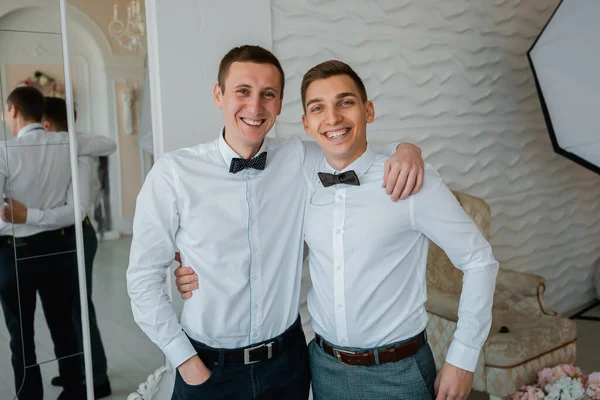 Genç Bir Adam Damadın Giyinmesine Yardım Ediyor Düğün Günü Neşeli — Stok fotoğraf