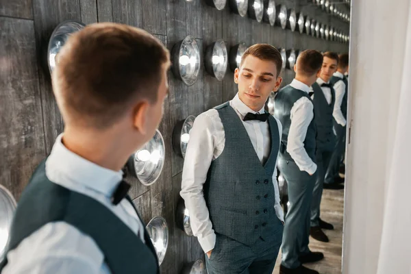 Elegante Novio Feliz Sonriente Día Boda —  Fotos de Stock