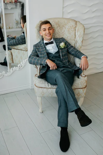 Elegante Novio Feliz Sonriente Día Boda — Foto de Stock