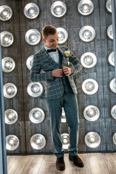 Tarz sahibi mutlu yeni evliler, zarif ve memnun bir gelin. Yeni evliler toplanıyor.