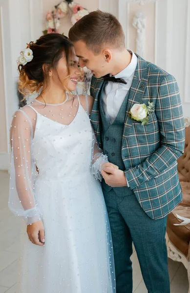 Tarz sahibi mutlu yeni evliler, zarif ve memnun bir gelin. Yeni evliler toplanıyor.