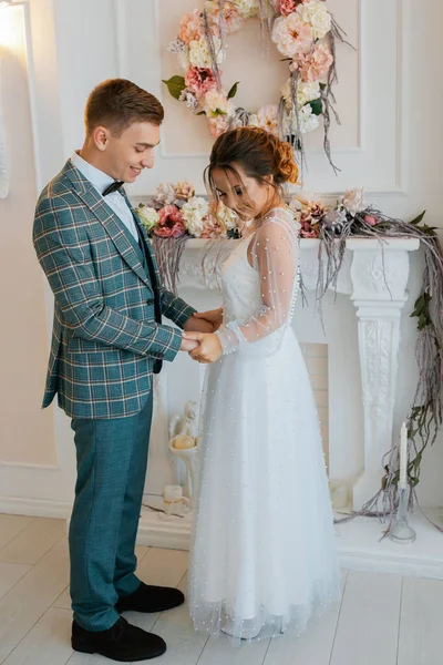 Tarz sahibi mutlu yeni evliler, zarif ve memnun bir gelin. Yeni evliler toplanıyor.