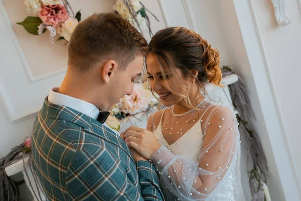 Tarz sahibi mutlu yeni evliler, zarif ve memnun bir gelin. Yeni evliler toplanıyor.