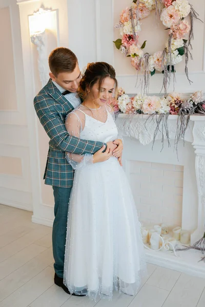 Tarz sahibi mutlu yeni evliler, zarif ve memnun bir gelin. Yeni evliler toplanıyor.