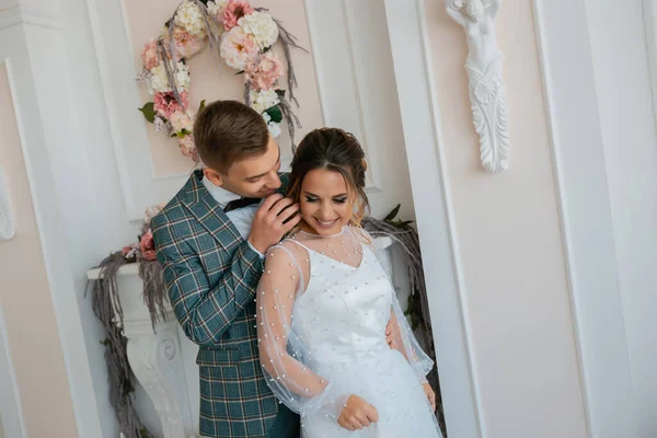 Tarz sahibi mutlu yeni evliler, zarif ve memnun bir gelin. Yeni evliler toplanıyor.