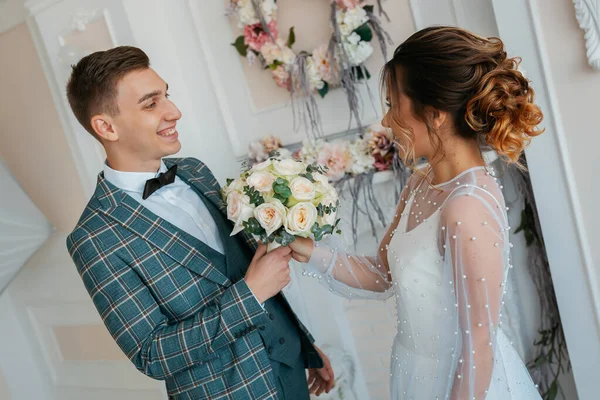 Recém Casados Felizes Elegantes Noiva Elegante Satisfeito Reunião Recém Casados — Fotografia de Stock