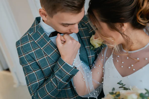 Recém Casados Felizes Elegantes Noiva Elegante Satisfeito Reunião Recém Casados — Fotografia de Stock