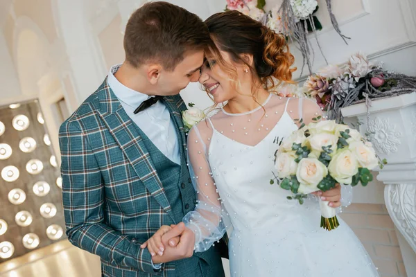 Recém Casados Felizes Elegantes Noiva Elegante Satisfeito Reunião Recém Casados — Fotografia de Stock