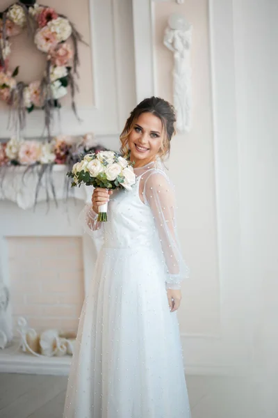 Stijlvol Gelukkig Pasgetrouwden Elegante Tevreden Bruid Pasgetrouwden Verzamelen Zich — Stockfoto