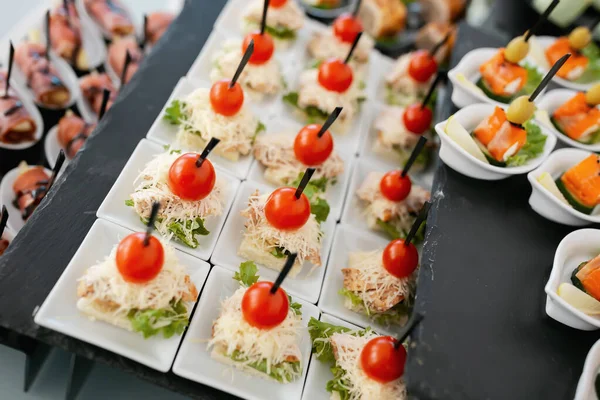 Mesa Buffet Boda Snacks Canapés —  Fotos de Stock