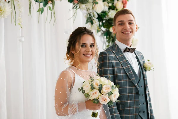 Tarz sahibi mutlu yeni evliler, zarif ve memnun bir gelin. Yeni evliler toplanıyor.