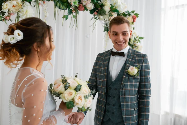 Elegante Feliz Recién Casados Novia Satisfecha Elegante Recién Casados Reuniéndose — Foto de Stock