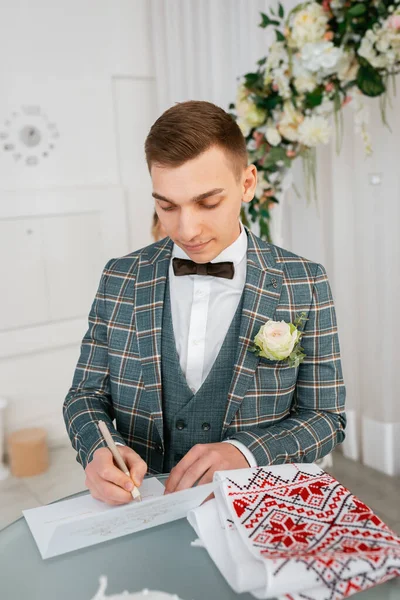 Elegante Feliz Recién Casados Novia Satisfecha Elegante Recién Casados Reuniéndose —  Fotos de Stock