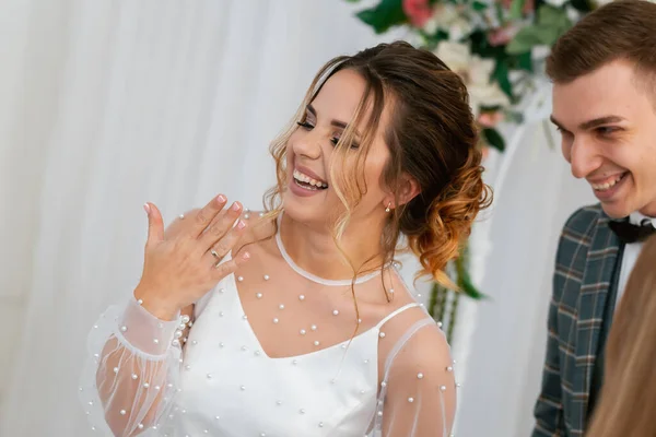 Recém Casados Felizes Elegantes Noiva Elegante Satisfeito Reunião Recém Casados — Fotografia de Stock