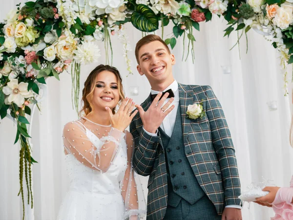 Elegante Feliz Recién Casados Novia Satisfecha Elegante Recién Casados Reuniéndose — Foto de Stock