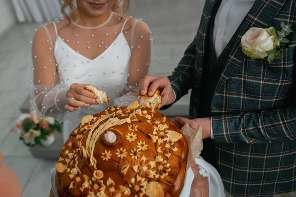 Recém Casados Felizes Elegantes Noiva Elegante Satisfeito Reunião Recém Casados — Fotografia de Stock