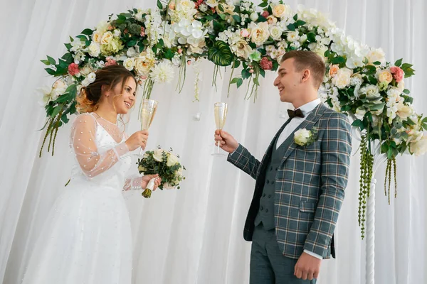 Elegante Feliz Recién Casados Novia Satisfecha Elegante Recién Casados Reunidos — Foto de Stock