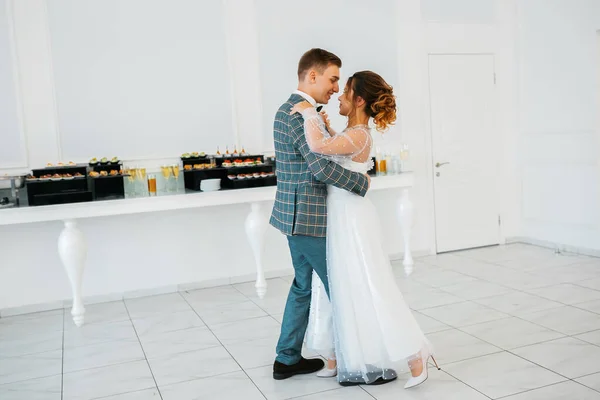Elegante Feliz Recién Casados Novia Satisfecha Elegante Recién Casados Reunidos —  Fotos de Stock