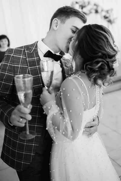Elegante Feliz Recién Casados Novia Satisfecha Elegante Recién Casados Reunidos — Foto de Stock