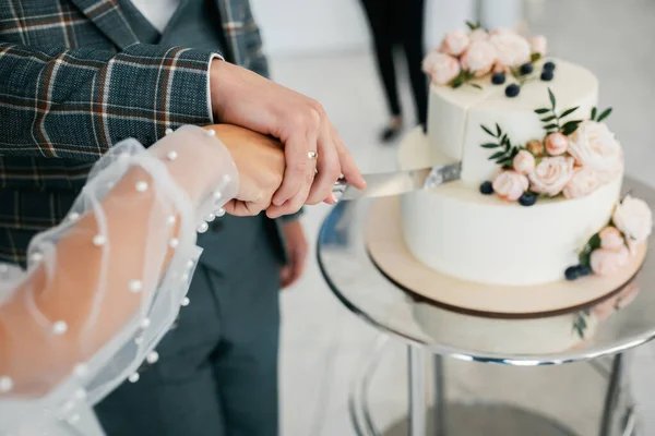 Bolo Casamento Recém Casados Felizes Elegantes Noiva Elegante Satisfeito Reunião — Fotografia de Stock