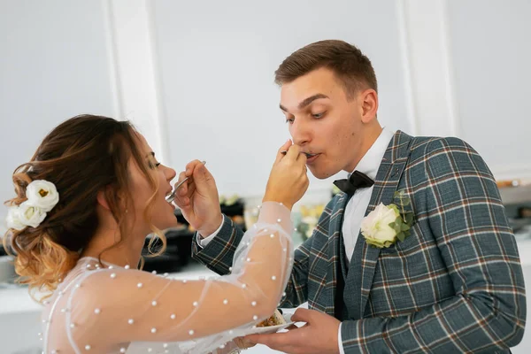 Bolo Casamento Recém Casados Felizes Elegantes Noiva Elegante Satisfeito Reunião — Fotografia de Stock