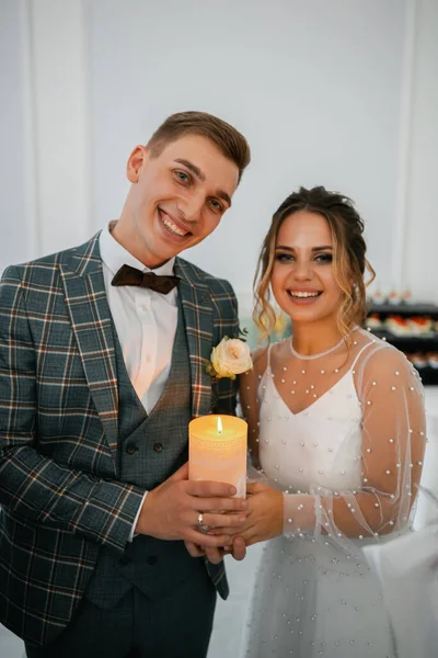 Elegante Feliz Recién Casados Novia Satisfecha Elegante Recién Casados Reuniéndose —  Fotos de Stock