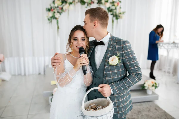 Elegante Feliz Recién Casados Novia Satisfecha Elegante Recién Casados Reuniéndose —  Fotos de Stock