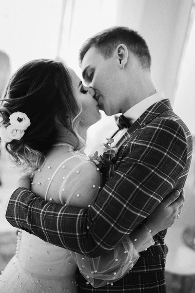 Tarz sahibi mutlu yeni evliler, zarif ve memnun bir gelin. Yeni evliler toplanıyor.