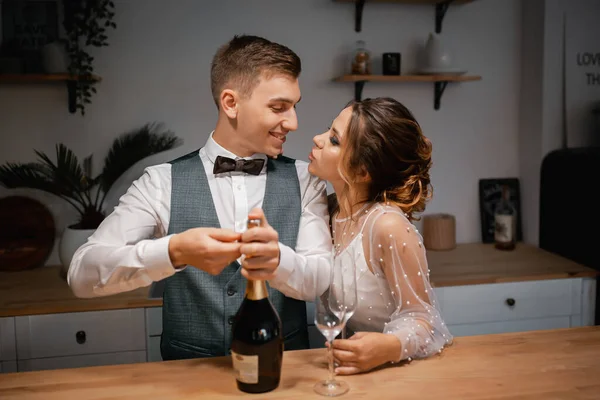 Tarz sahibi mutlu yeni evliler, zarif ve memnun bir gelin. Yeni evliler toplanıyor.