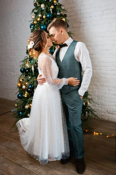 Tarz sahibi mutlu yeni evliler, zarif ve memnun bir gelin. Yeni evliler toplanıyor.