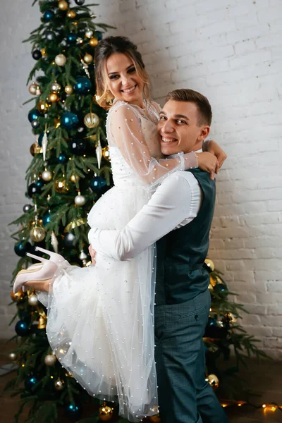 Tarz sahibi mutlu yeni evliler, zarif ve memnun bir gelin. Yeni evliler toplanıyor.