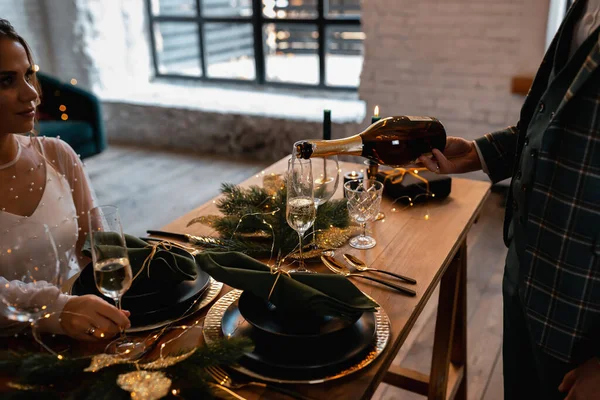 Tarz sahibi mutlu yeni evliler, zarif ve memnun bir gelin. Yeni evliler toplanıyor.