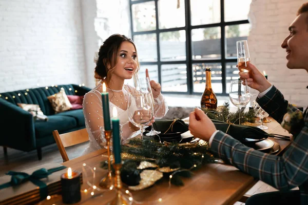 Tarz sahibi mutlu yeni evliler, zarif ve memnun bir gelin. Yeni evliler toplanıyor.