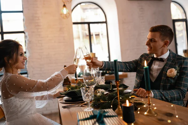 Tarz sahibi mutlu yeni evliler, zarif ve memnun bir gelin. Yeni evliler toplanıyor.