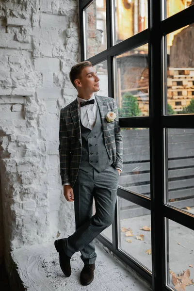 Tarz sahibi mutlu yeni evliler, zarif ve memnun bir gelin. Yeni evliler toplanıyor.