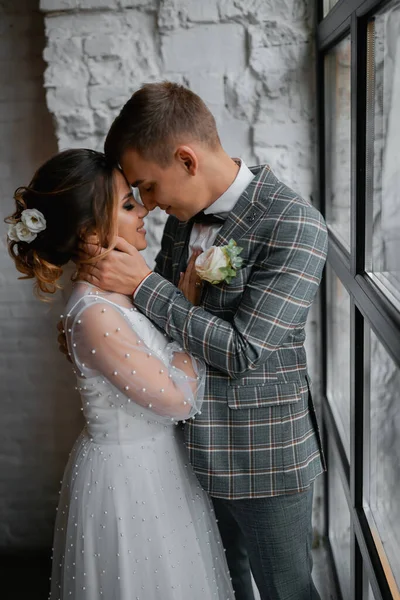 Elegante Feliz Recién Casados Novia Satisfecha Elegante Recién Casados Reuniéndose — Foto de Stock