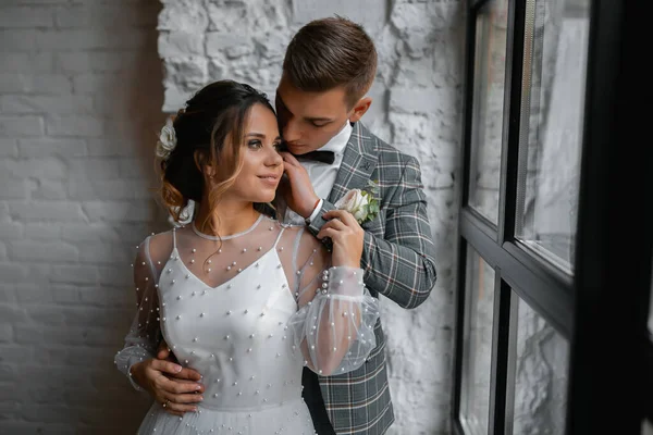 Tarz sahibi mutlu yeni evliler, zarif ve memnun bir gelin. Yeni evliler toplanıyor.