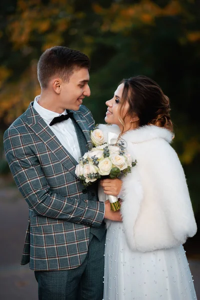 Tarz sahibi mutlu yeni evliler, zarif ve memnun bir gelin. Yeni evliler toplanıyor.