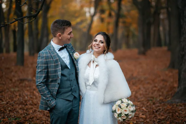 Stylisch Glückliches Brautpaar Elegant Zufriedene Braut Frischvermählte Treffen Sich — Stockfoto