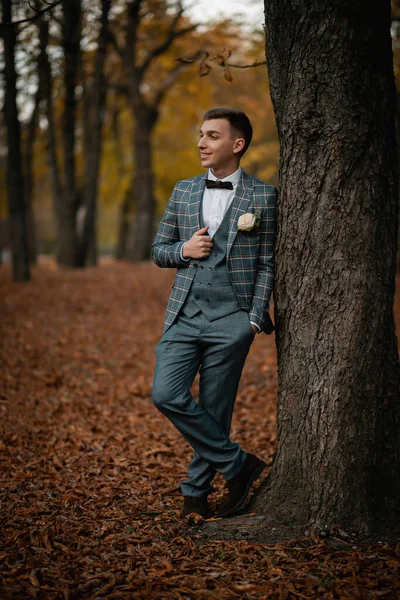 Tarz sahibi mutlu yeni evliler, zarif ve memnun bir gelin. Yeni evliler toplanıyor.