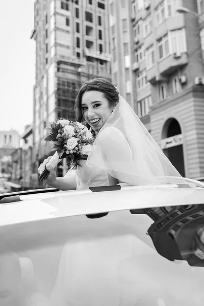 Jong Vrolijk Bruidspaar Een Bruid Met Een Sluier Een Charmante — Stockfoto