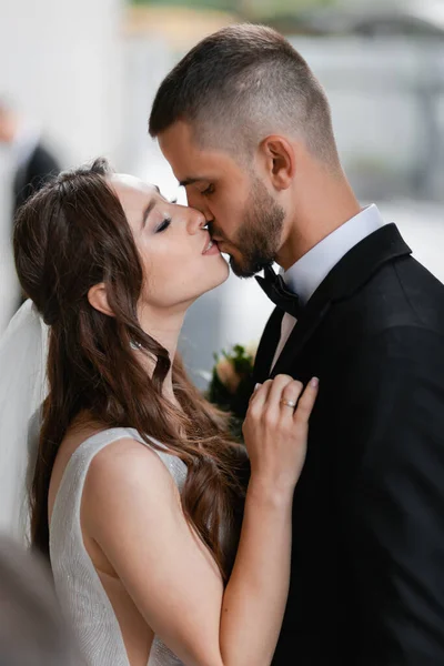 Casal Casamento Alegre Jovem Uma Noiva Com Véu Noivo Encantador — Fotografia de Stock