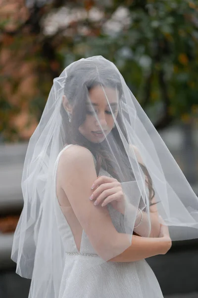 Casal Casamento Alegre Jovem Uma Noiva Com Véu Noivo Encantador — Fotografia de Stock