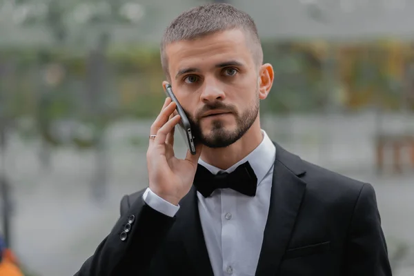 Vážný Muž Černém Obleku Mluví Telefonu — Stock fotografie