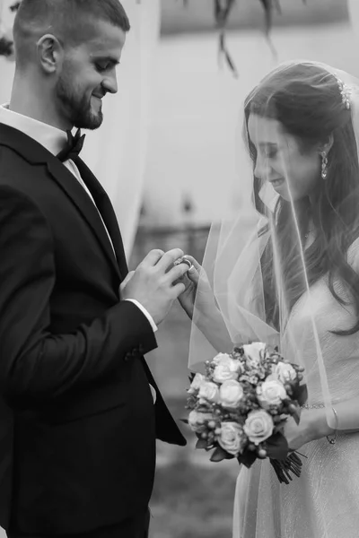 Casal Casamento Alegre Jovem Uma Noiva Com Véu Noivo Encantador — Fotografia de Stock