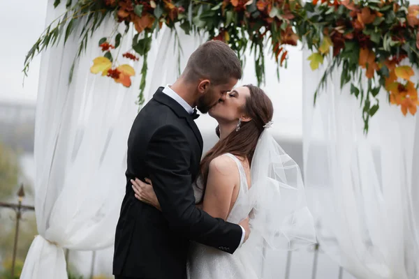 Casal Casamento Alegre Jovem Uma Noiva Com Véu Noivo Encantador — Fotografia de Stock
