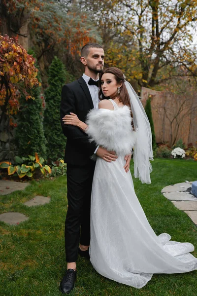 年轻快乐的新婚夫妇 一个戴着面纱的新娘一个穿着黑色西服的迷人新郎 — 图库照片