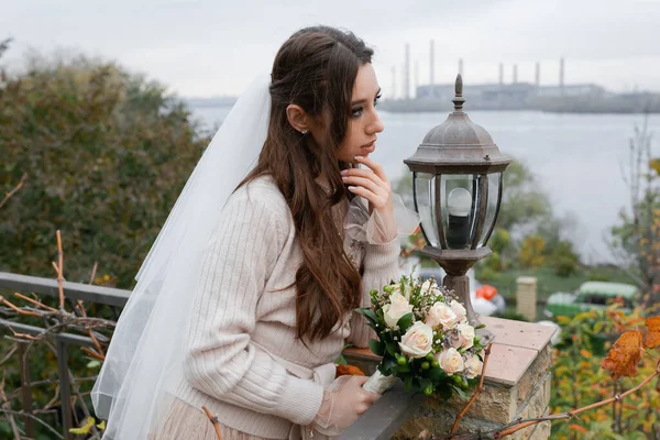 Joven Pareja Alegre Boda Una Novia Con Velo Novio Encantador —  Fotos de Stock