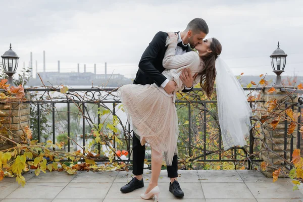 Casal Casamento Alegre Jovem Uma Noiva Com Véu Noivo Encantador — Fotografia de Stock