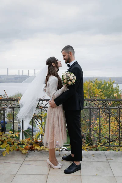 Casal Casamento Alegre Jovem Uma Noiva Com Véu Noivo Encantador — Fotografia de Stock